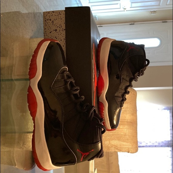 $300 AirJordan11Retro‘Bred’ 2019 size 7.5 They’re in great condition 4103408207